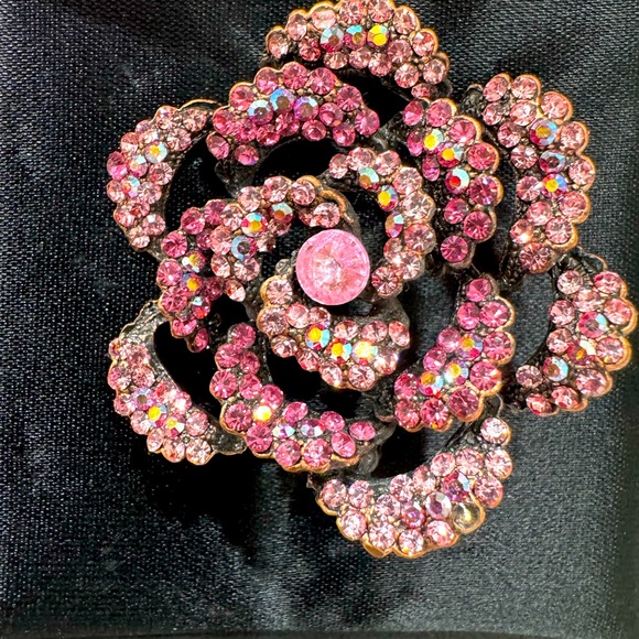 Jewelry - Vintage Brooch. Pink crystals